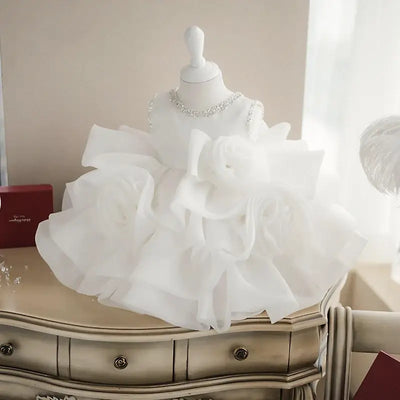 Robe princesse fille blanche avec motifs floraux et ornements brillants