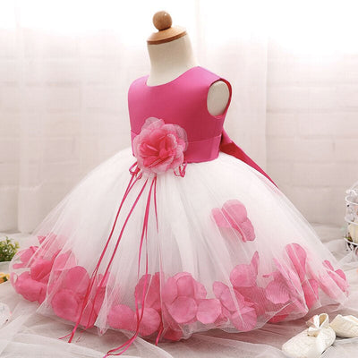 Robe princesse bébé rose vif avec tulle blanc et pétales roses