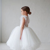 Robe princesse fille blanche avec jupon volumineux en tulle et manches à volants