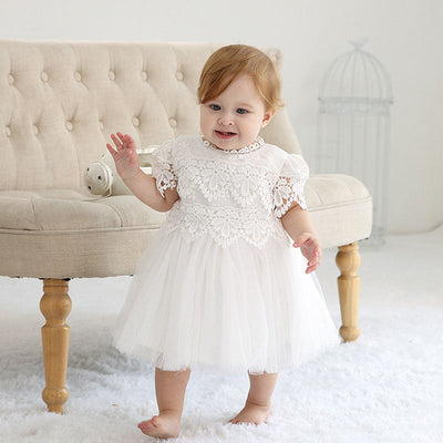 Robe baptême bébé fille blanche en dentelle et tulle avec motifs floraux