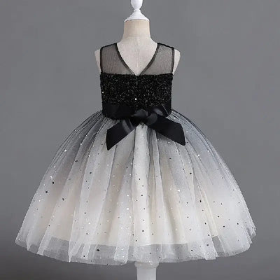 Robe princesse fille noir dégradé blanc détails pailletés et étoiles argentées.
