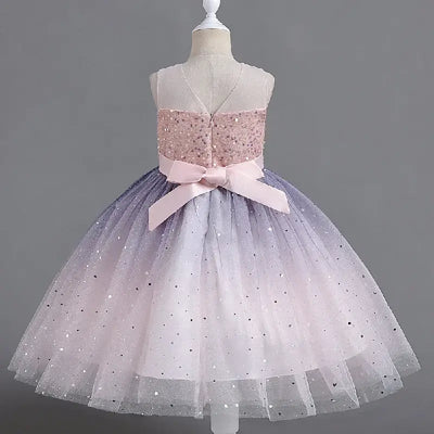 Robe princesse fille noir dégradé blanc détails pailletés et étoiles argentées.