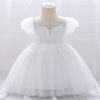Robe baptême bébé fille blanche avec manches bouffantes et broderies florales