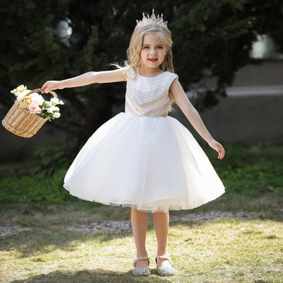 Robe cérémonie fille blanche avec motif perles sur le buste et bas volumineux