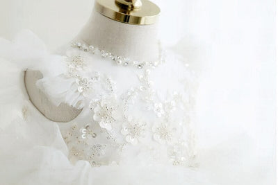Robe cérémonie fille blanche avec motifs floraux et perles, jupe en tulle bouffante