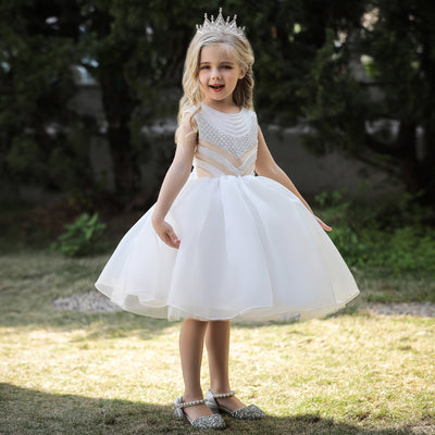 Robe cérémonie fille blanche avec motif perles sur le buste et bas volumineux