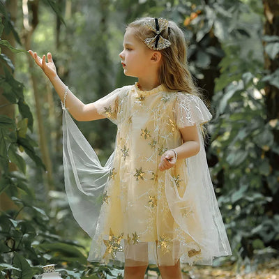 Robe princesse bébé beige à motifs étoiles dorées et broderies délicates