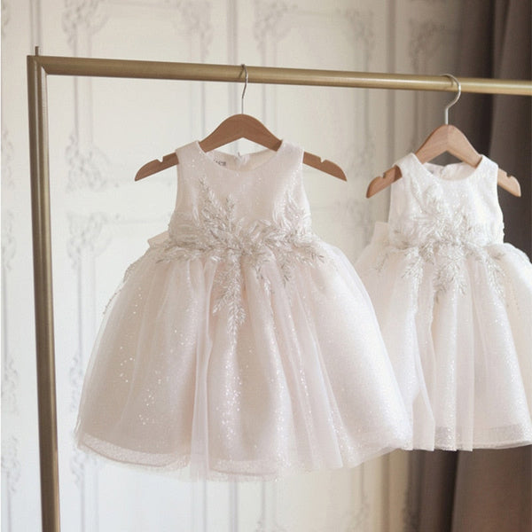 Robe baptême bébé fille blanche avec broderies florales et jupe ample