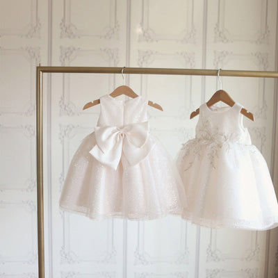 Robe baptême bébé fille blanche avec broderies florales et jupe ample