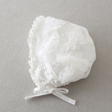 Robe baptême bébé fille blanche en dentelle florale avec bonnet assorti