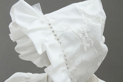 Robe baptême bébé fille blanche broderies florales et manches courtes avec bonnet