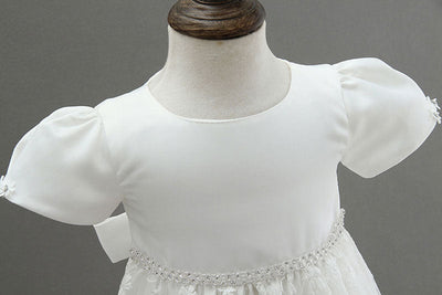 Robe baptême bébé fille blanche broderies florales et manches courtes avec bonnet