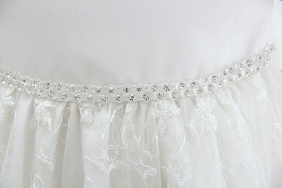 Robe baptême bébé fille blanche broderies florales et manches courtes avec bonnet