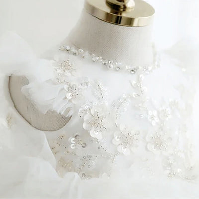 Robe baptême bébé fille blanche avec broderies florales et volants en tulle