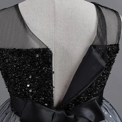Robe princesse fille noir dégradé blanc détails pailletés et étoiles argentées.