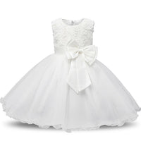 Robe princesse bébé blanche à motif floral avec nœud et jupe en tulle.