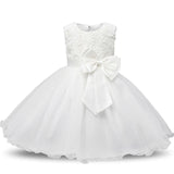 Robe princesse bébé blanche à motif floral avec nœud et jupe en tulle.