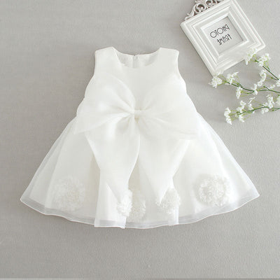 Robe baptême bébé fille blanche avec ornements floraux et nœud assorti