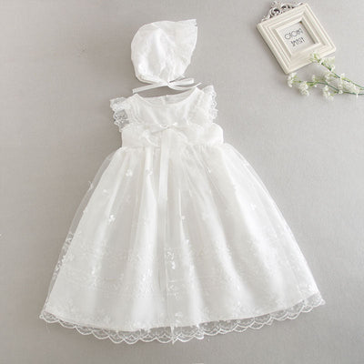 Robe baptême bébé fille blanche avec motifs floraux en dentelle et bonnet assorti