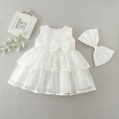 Robe baptême bébé fille en dentelle blanche avec nœud et volants superposés