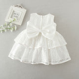 Robe baptême bébé fille en dentelle blanche avec nœud et volants superposés