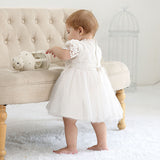 Robe baptême bébé fille blanche en dentelle et tulle avec motifs floraux