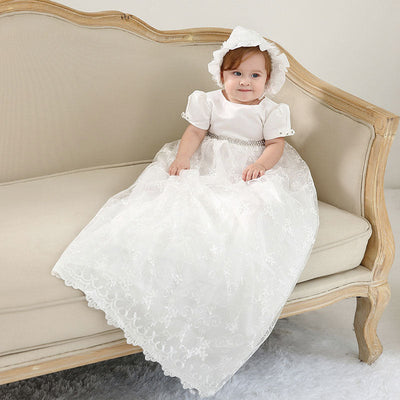 Robe baptême bébé fille blanche broderies florales et manches courtes avec bonnet