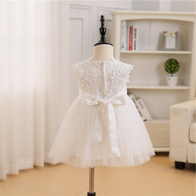 Robe baptême bébé fille blanche en dentelle avec jupe en tulle