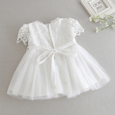 Robe baptême bébé fille blanche en dentelle et tulle avec motifs floraux