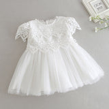 Robe baptême bébé fille blanche en dentelle et tulle avec motifs floraux