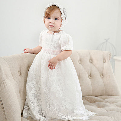 Robe baptême bébé fille blanche en dentelle florale avec bonnet assorti