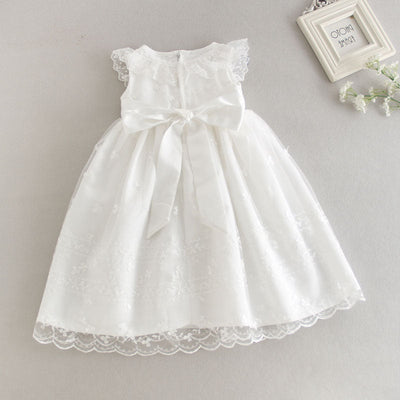 Robe baptême bébé fille blanche avec motifs floraux en dentelle et bonnet assorti