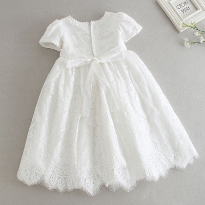 Robe baptême bébé fille blanche en dentelle florale avec bonnet assorti