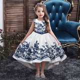 Robe princesse fille blanche et rouge bordeaux avec motifs floraux brodés