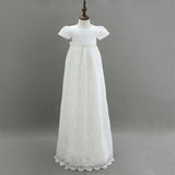 Robe baptême bébé fille blanche broderies florales et manches courtes avec bonnet