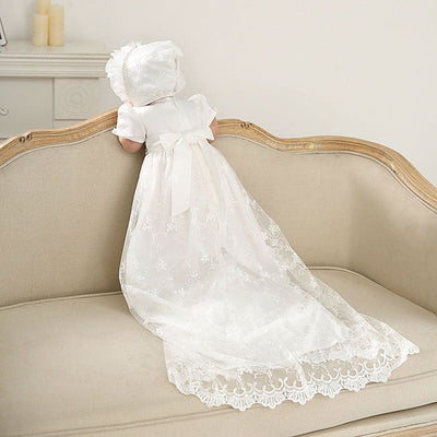 Robe baptême bébé fille blanche broderies florales et manches courtes avec bonnet