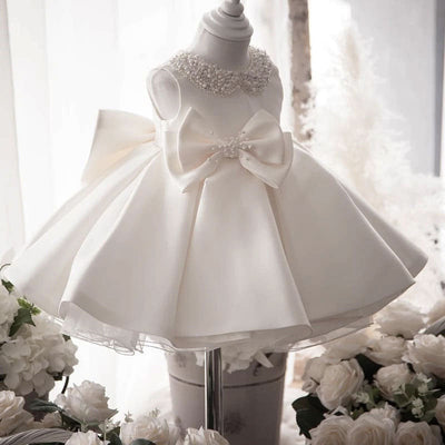 Robe baptême bébé fille blanche avec col perlé et ceinture à nœud