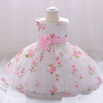 Robe princesse bébé fond blanc motif floral rose et vert ceinture rose avec fleur