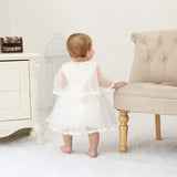 Robe baptême bébé fille blanche avec motif floral et chapeau assorti