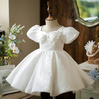 Robe baptême bébé fille blanche en dentelle avec nœud en satin et manches bouffantes