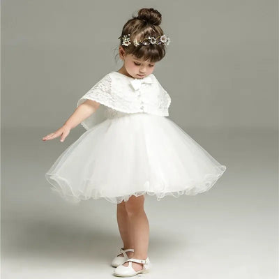 Robe baptême bébé fille blanche avec cape en dentelle florale et jupe en tulle volumineuse