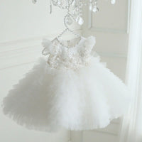 Robe baptême bébé fille blanche avec broderies florales et volants en tulle