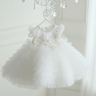 Robe baptême bébé fille blanche avec broderies florales et volants en tulle