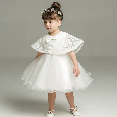 Robe baptême bébé fille blanche avec cape en dentelle florale et jupe en tulle volumineuse