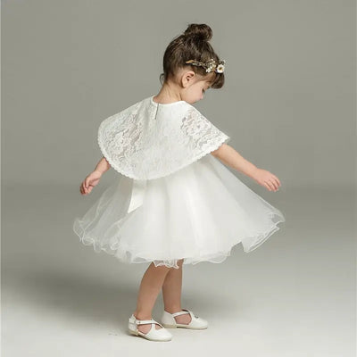 Robe baptême bébé fille blanche avec cape en dentelle florale et jupe en tulle volumineuse