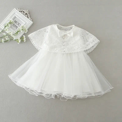 Robe baptême bébé fille blanche avec cape en dentelle florale et jupe en tulle volumineuse