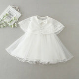 Robe baptême bébé fille blanche avec cape en dentelle florale et jupe en tulle volumineuse