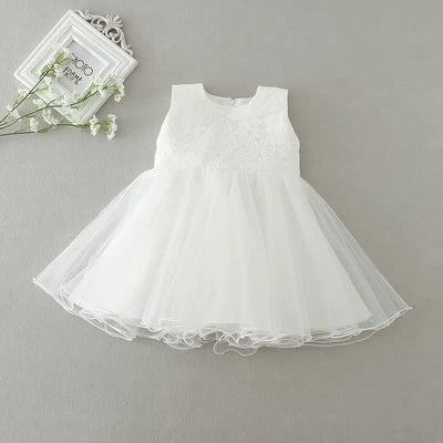 Robe baptême bébé fille blanche avec cape en dentelle florale et jupe en tulle volumineuse