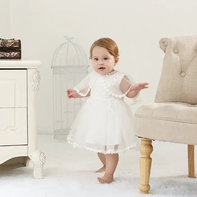 Robe baptême bébé fille blanche avec motif floral et chapeau assorti