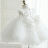 Robe baptême bébé fille blanche avec broderies florales et volants en tulle